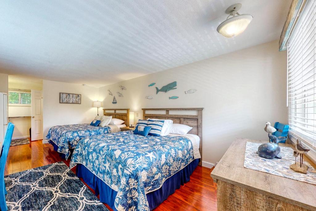 韋爾斯的住宿－The Holiday House Condominiums，一间卧室配有两张床和一张桌子