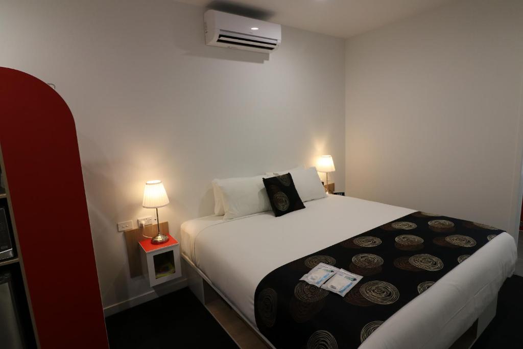 Una cama o camas en una habitación de Room Motels Kingaroy