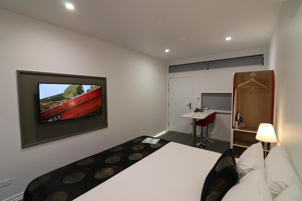 Una cama o camas en una habitación de Room Motels Kingaroy