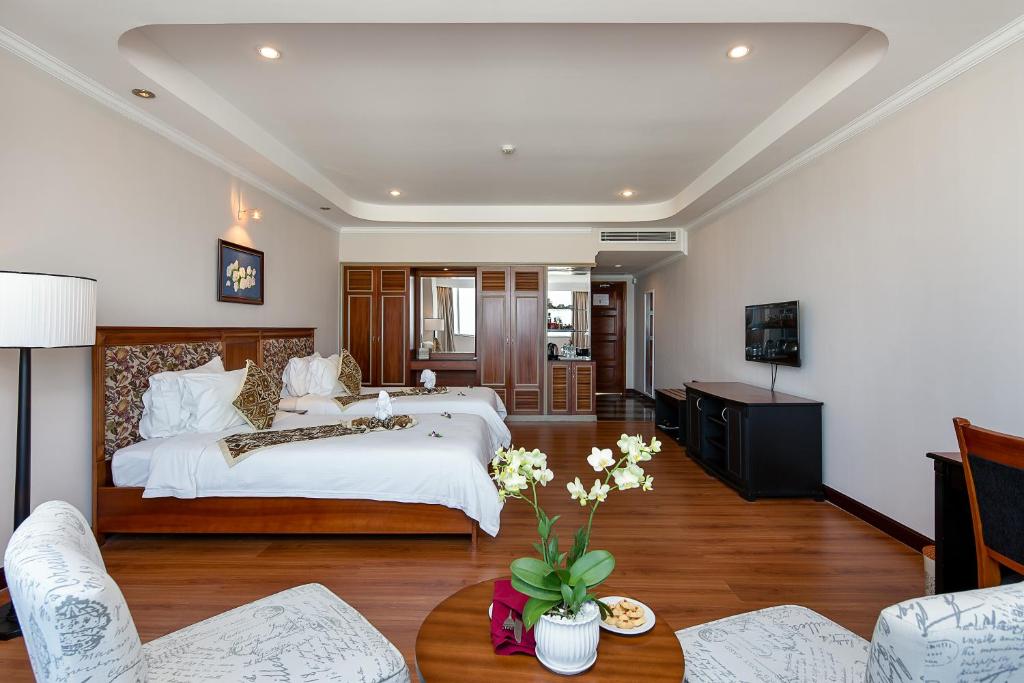 Postel nebo postele na pokoji v ubytování Muong Thanh Luxury Song Han Hotel