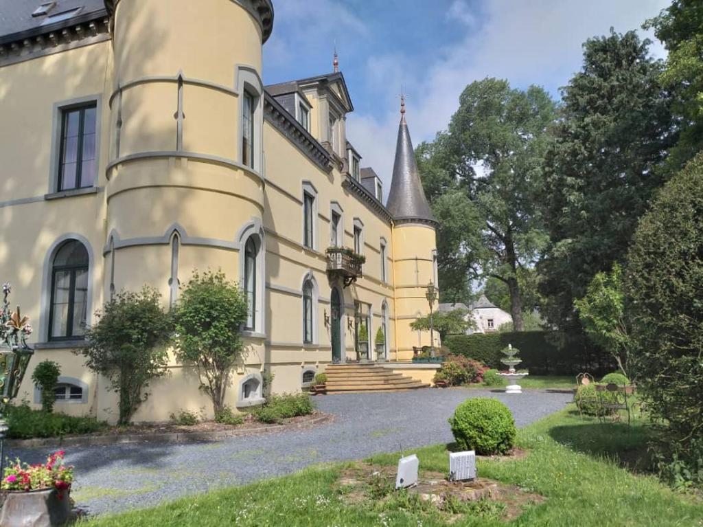Vrt ispred objekta Château Les Tourelles