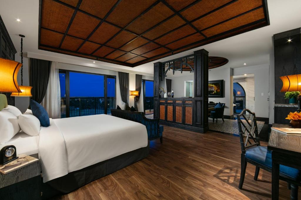 Postel nebo postele na pokoji v ubytování Shining Riverside Hoi An Boutique & Spa