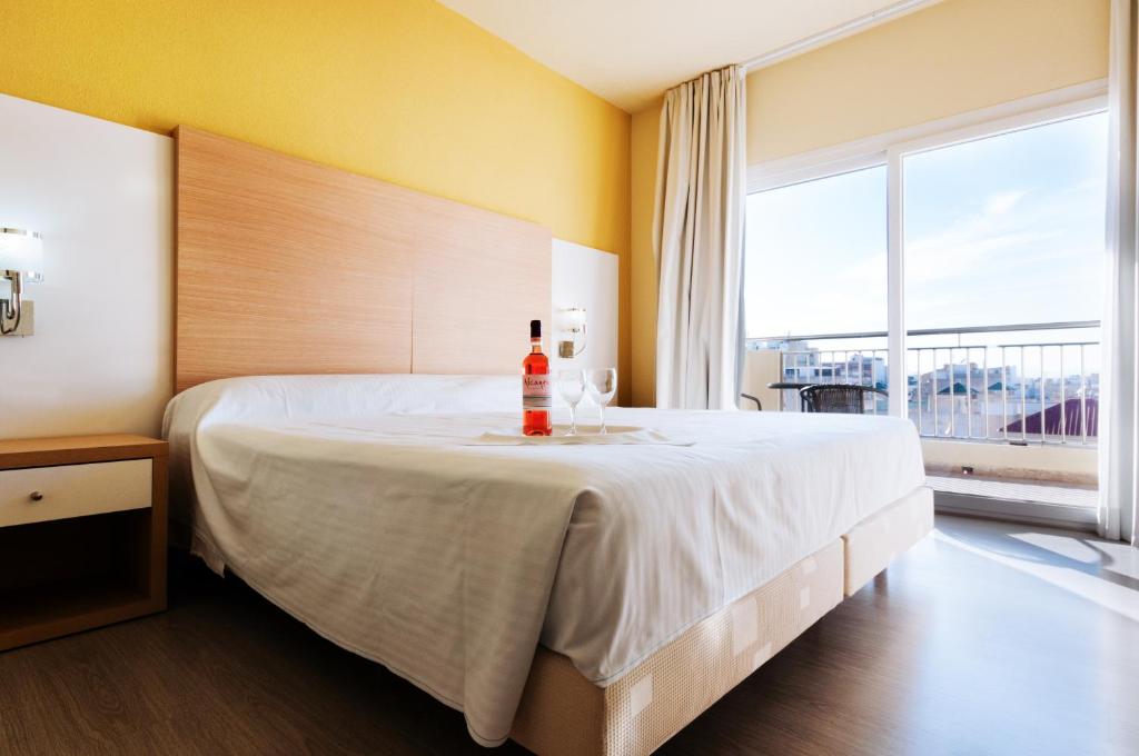 Łóżko lub łóżka w pokoju w obiekcie Hotel Fontana Plaza