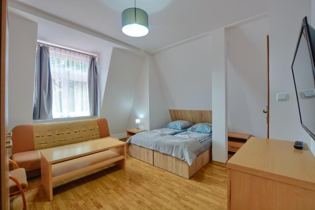 Pod Krukiem - Triple Room With Private Bathroom