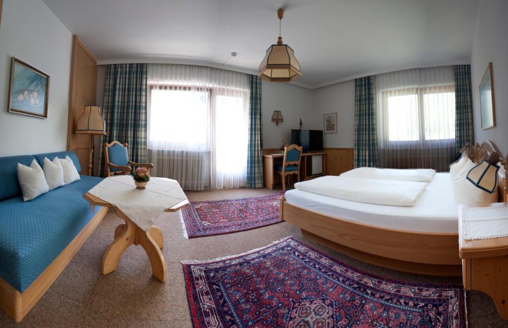 Postel nebo postele na pokoji v ubytování Hotel Garni Jennewein
