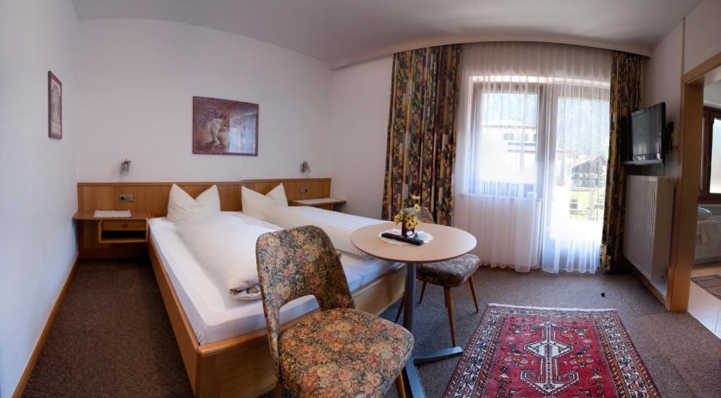 TV a/nebo společenská místnost v ubytování Hotel Garni Jennewein