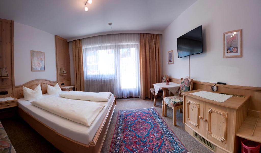 TV a/nebo společenská místnost v ubytování Hotel Garni Jennewein