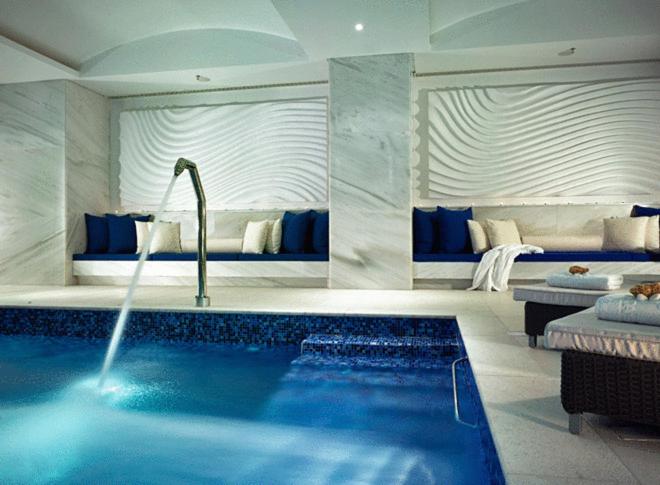 Bazén v ubytování Petasos Beach Resort & Spa - Small Luxury Hotels of the World nebo v jeho okolí