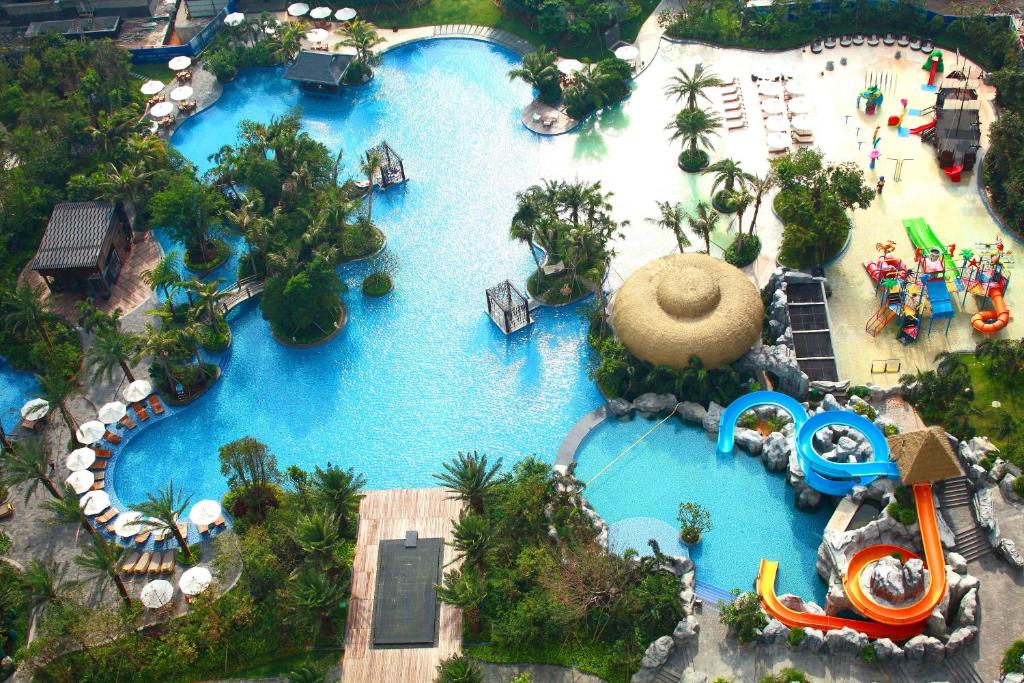 Bazén v ubytování Howard Johnson Sandalwoods Resort Huizhou nebo v jeho okolí