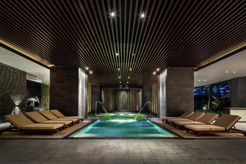 Bazén v ubytování Howard Johnson Sandalwoods Resort Huizhou nebo v jeho okolí