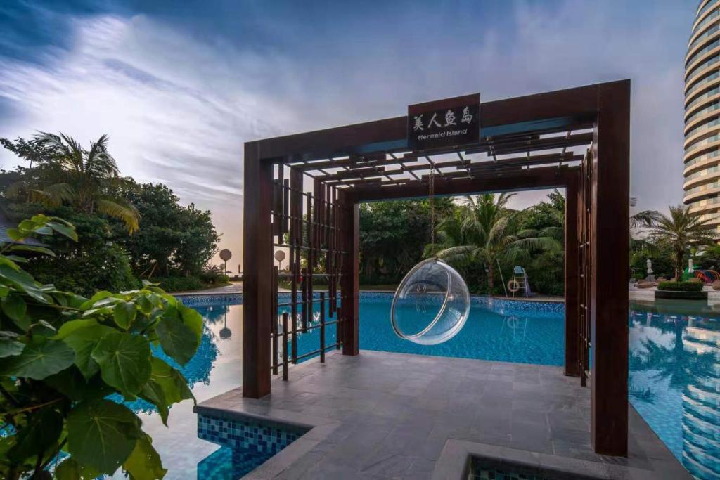Bazén v ubytování Howard Johnson Sandalwoods Resort Huizhou nebo v jeho okolí