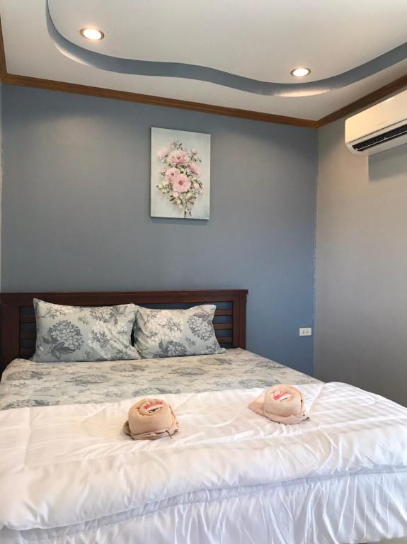 a bedroom with a bed with two hats on it at Kanokwan Guesthouse in Ko Tao