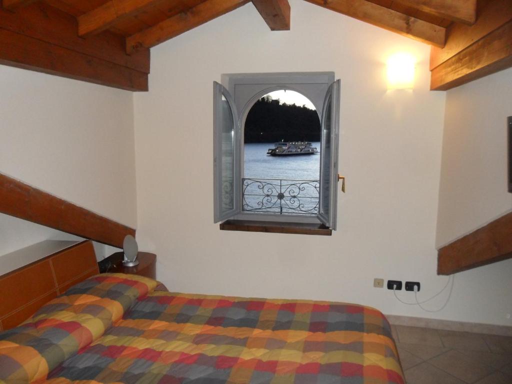 Postel nebo postele na pokoji v ubytování Foresteria Hostaria Del Golfo cod struttura C00025