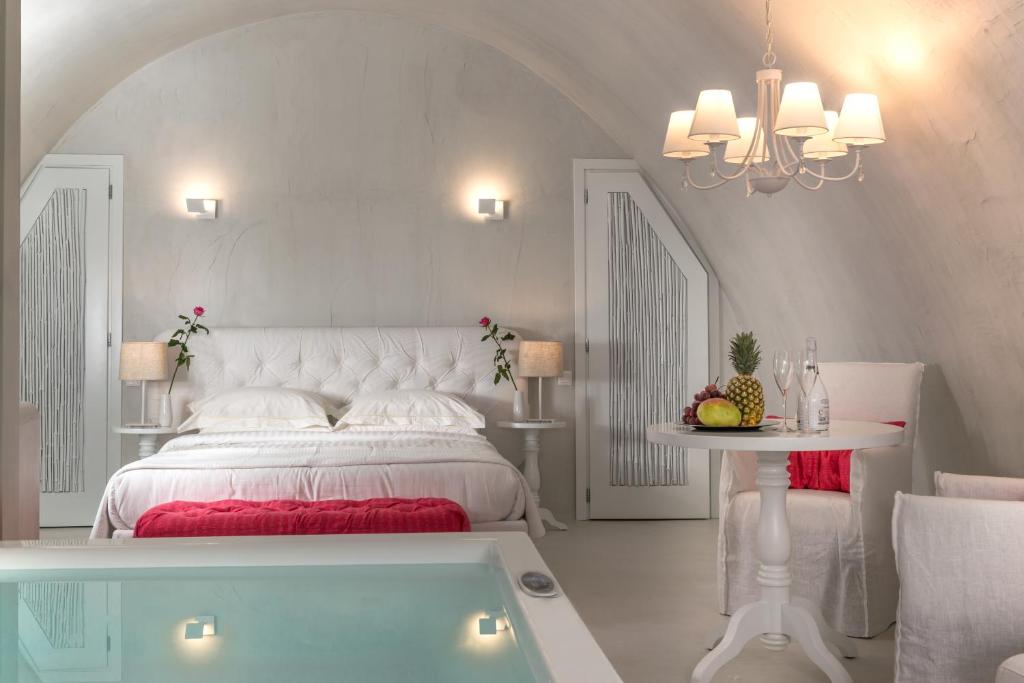 Postel nebo postele na pokoji v ubytování Mythical Blue Luxury Suites