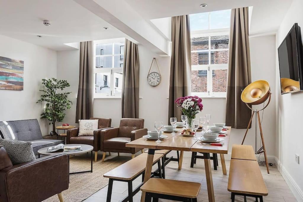 een woonkamer met een tafel en stoelen bij Host & Stay - Slater Street Apartments - perfect for nightlife! in Liverpool