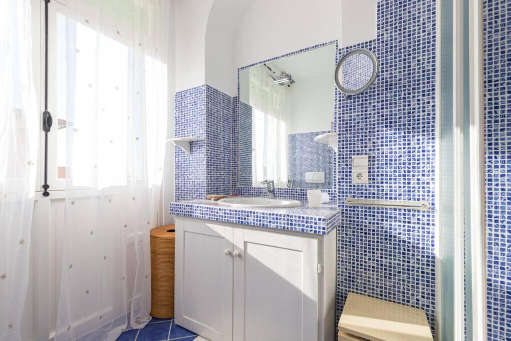 uma casa de banho com um lavatório e um espelho em Villa Rocky - Luxury 3BR Apt in Liberty Villa.Pool,Garden,WiFi em Roquebrune-Cap-Martin