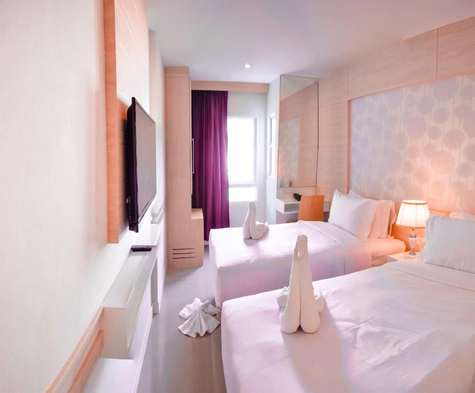 Postel nebo postele na pokoji v ubytování Mirage Express Patong Phuket Hotel
