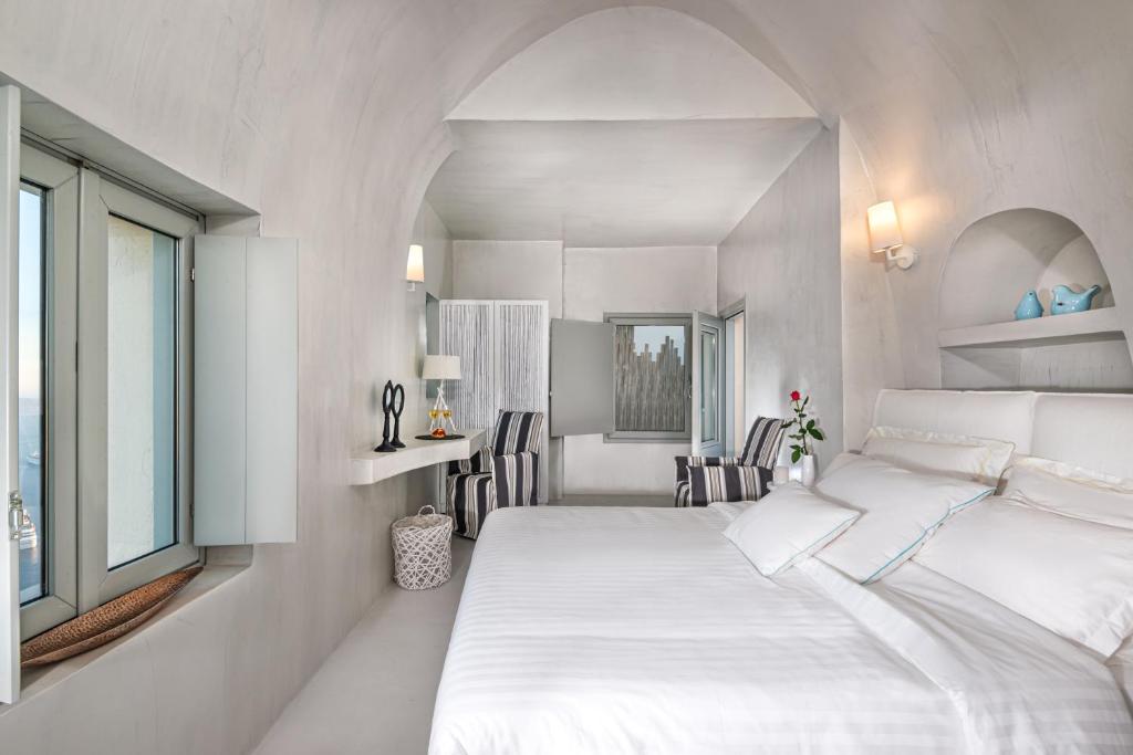Postel nebo postele na pokoji v ubytování Mythical Blue Luxury Suites