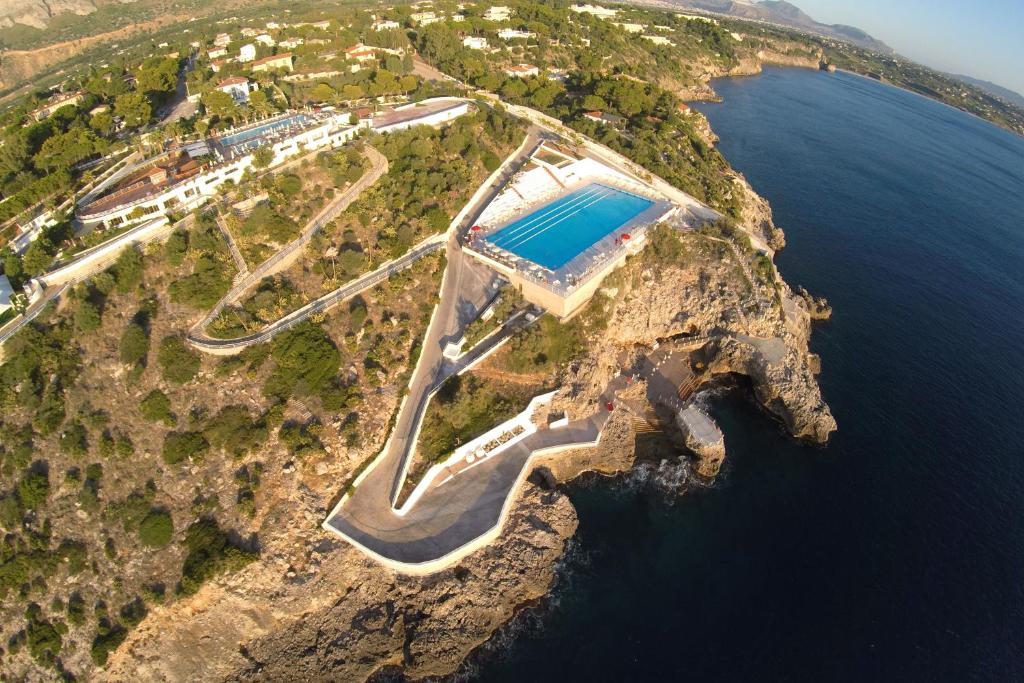 - une vue aérienne sur une île avec une piscine dans l'établissement Perla Del Golfo Resort, à Terrasini
