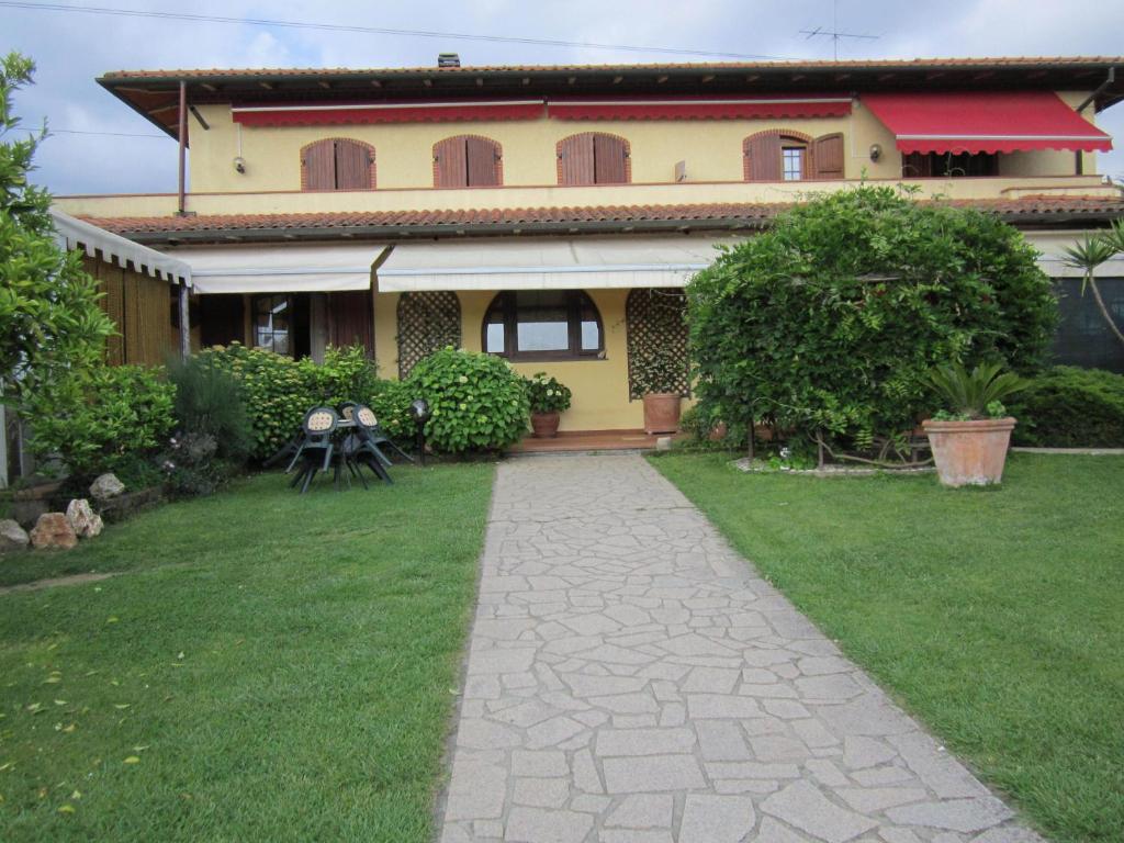 Vonkajšia záhrada v ubytovaní La Casa Gialla A MONTIGNOSO