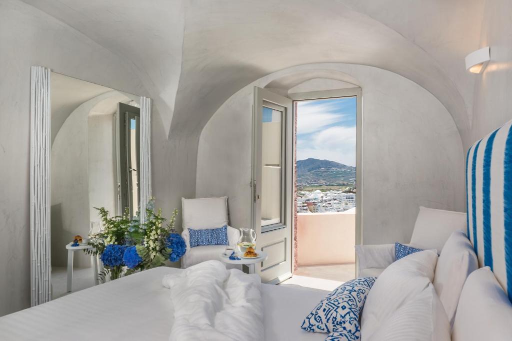 Postel nebo postele na pokoji v ubytování Mythical Blue Luxury Suites