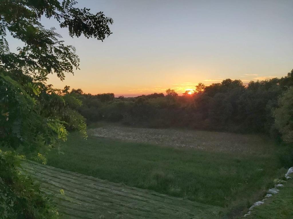 Pohľad na východ alebo západ slnka z vily alebo blízkeho okolia
