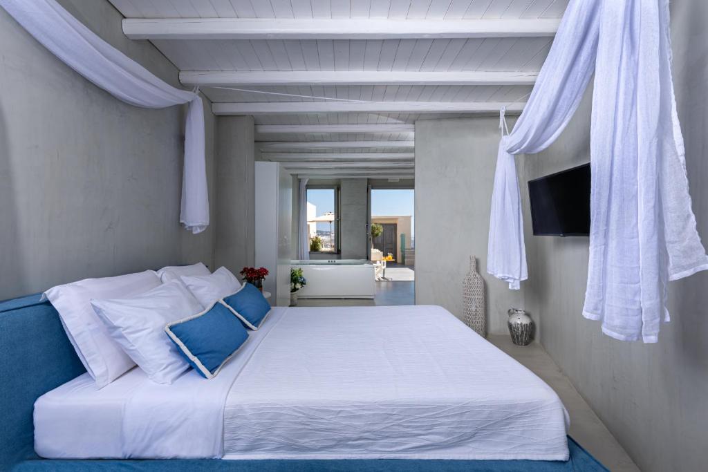 Postel nebo postele na pokoji v ubytování Mythical Blue Luxury Suites