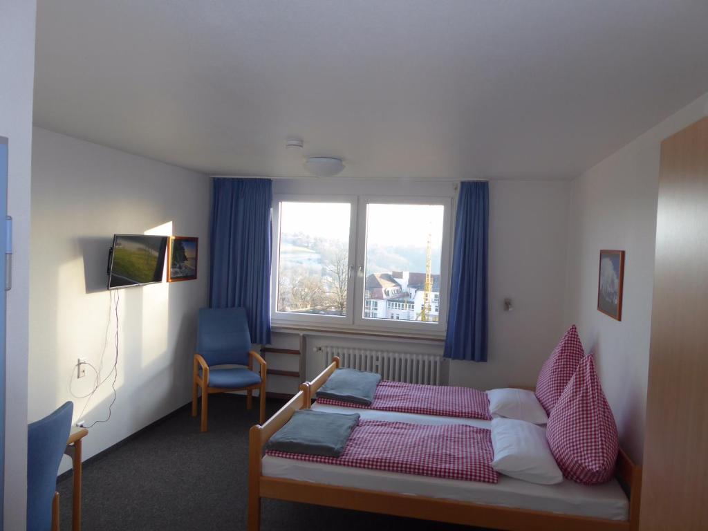 Schlafzimmer mit einem Bett und einem Fenster in der Unterkunft Topp Apartments in Tübingen