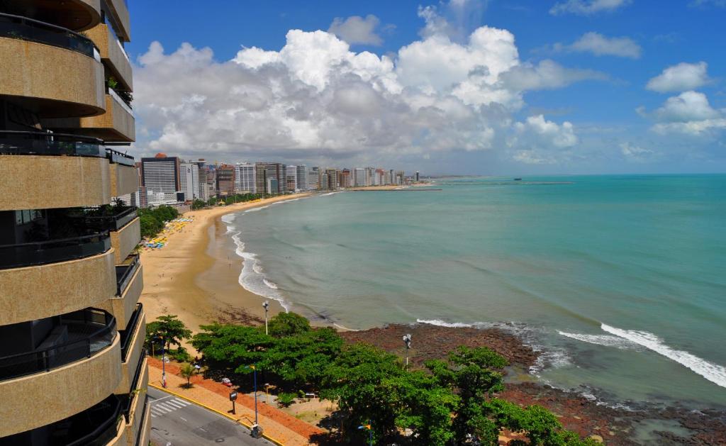 een uitzicht op een strand met gebouwen en de oceaan bij Seaflats - Meireles - Villa Costeira in Fortaleza