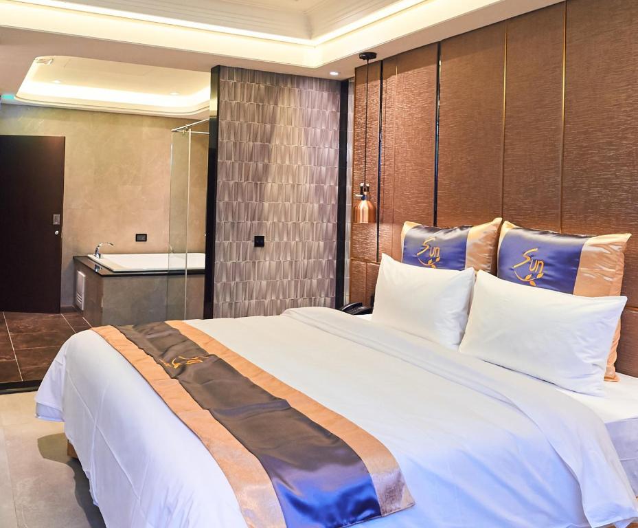 Postel nebo postele na pokoji v ubytování Sun Motel