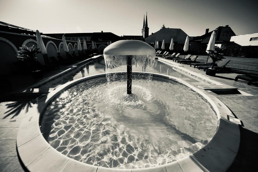 Bazén v ubytování Astoria Hotel & SPA nebo v jeho okolí