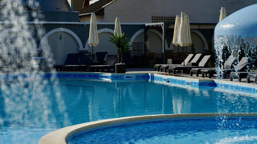 Bazén v ubytování Astoria Hotel & SPA nebo v jeho okolí