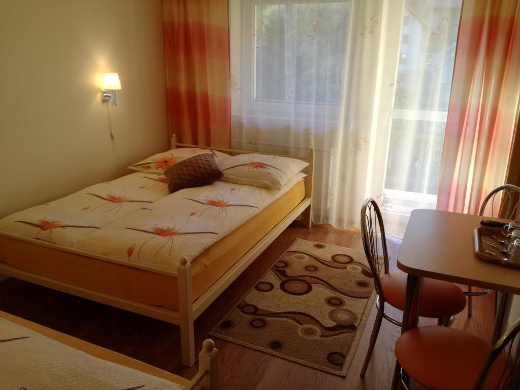 a small bedroom with a bed and a window at Pokoje u Łazarczyków in Szczawnica