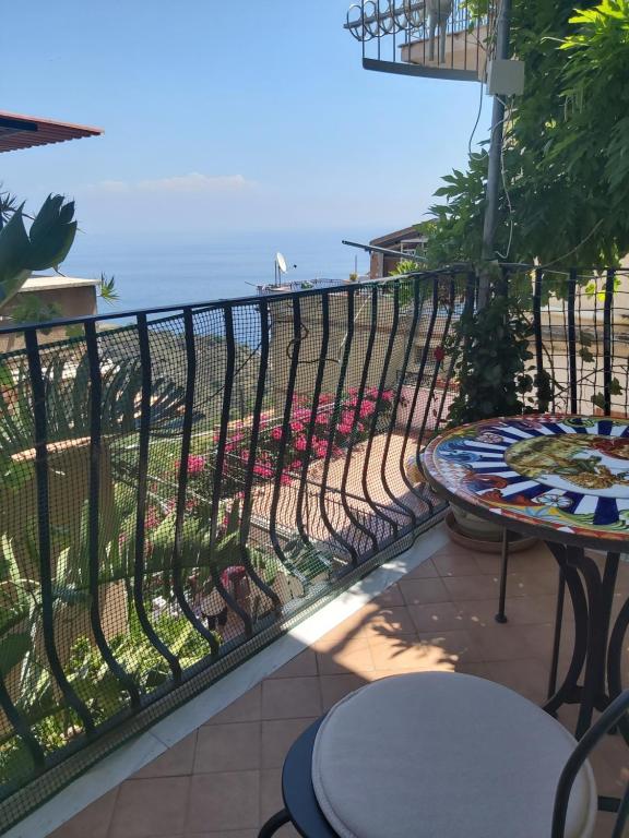 een balkon met uitzicht op de oceaan bij La Guardiola Di Angela e Nino in Taormina