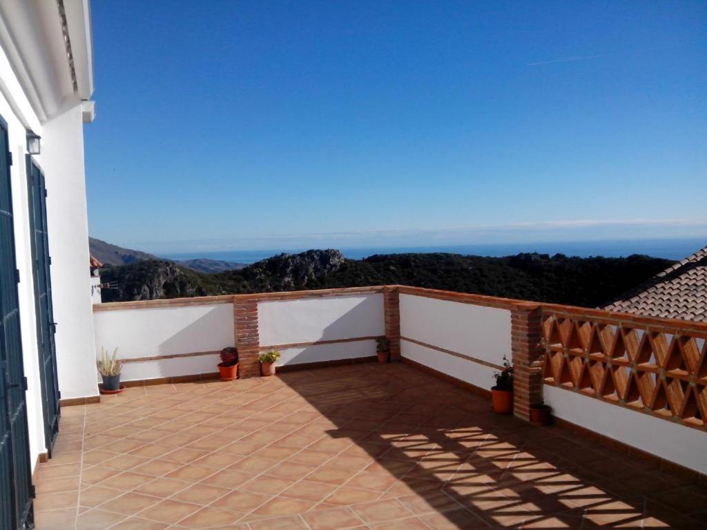 a balcony with a view of the ocean at Casa de Vacaciones con Vistas en Casares in Casares