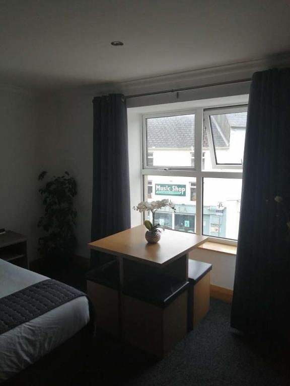 Postel nebo postele na pokoji v ubytování Reveller Bar Lodgings