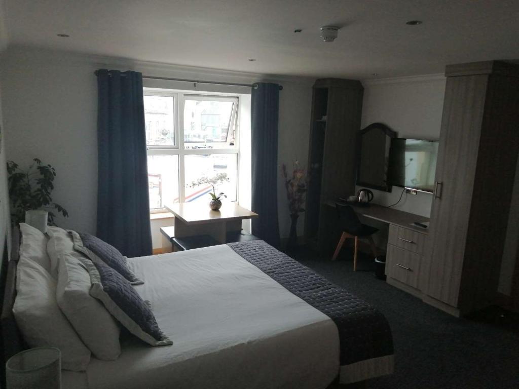 Postel nebo postele na pokoji v ubytování Reveller Bar Lodgings