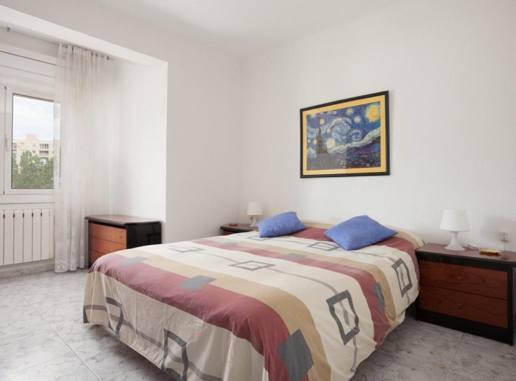 Bright apartment close to congress center & port في برشلونة: غرفة نوم بيضاء بها سرير ونافذة