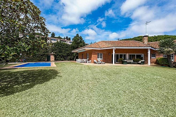 una casa con un patio con piscina en Villa Sant Vicenç en Sant Vicenç de Montalt
