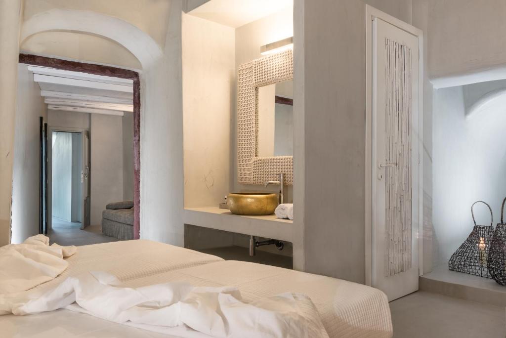 Postel nebo postele na pokoji v ubytování Mythical Blue Luxury Suites