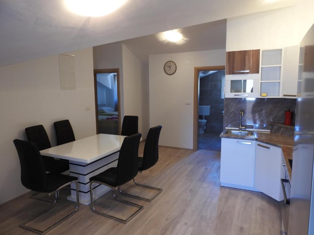 Kuchyňa alebo kuchynka v ubytovaní Apartmani Hrvoje Klarić - Srima