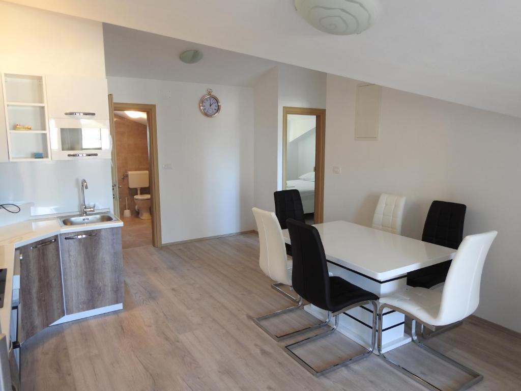 Kuchyňa alebo kuchynka v ubytovaní Apartmani Hrvoje Klarić - Srima
