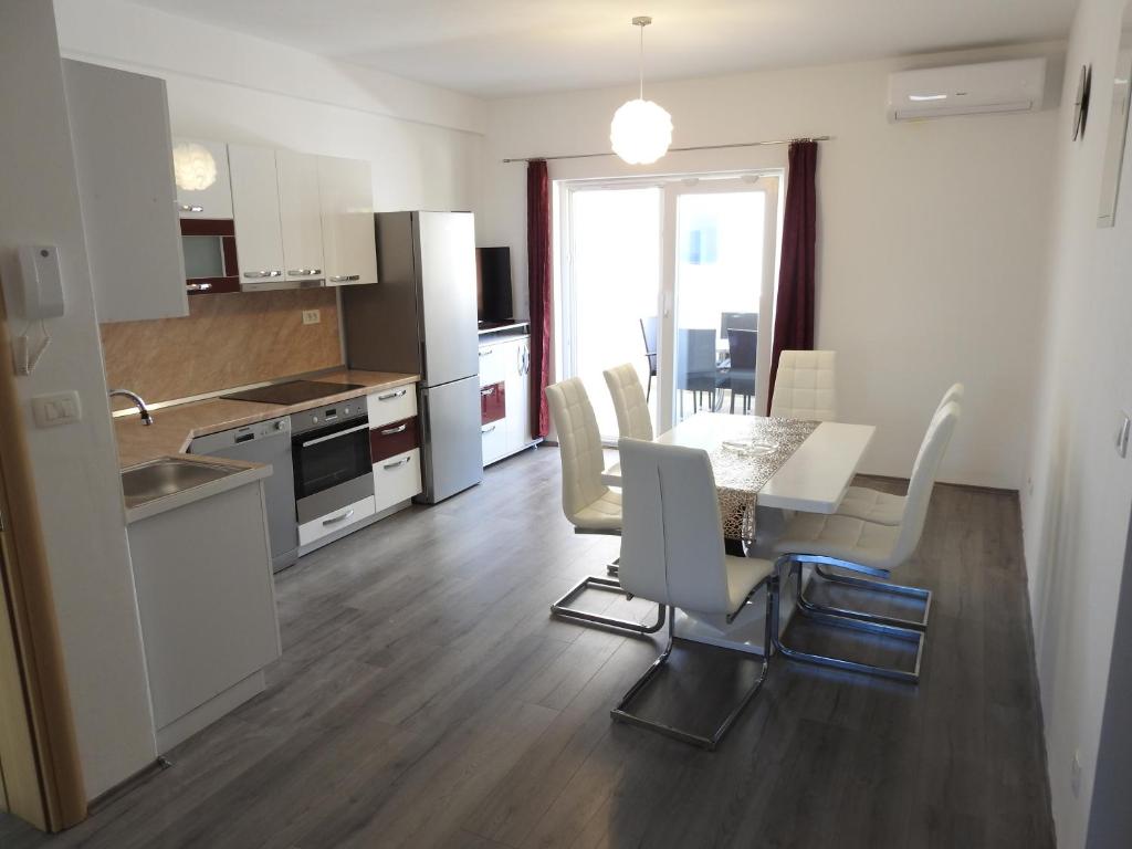 Kuchyňa alebo kuchynka v ubytovaní Apartmani Hrvoje Klarić - Srima