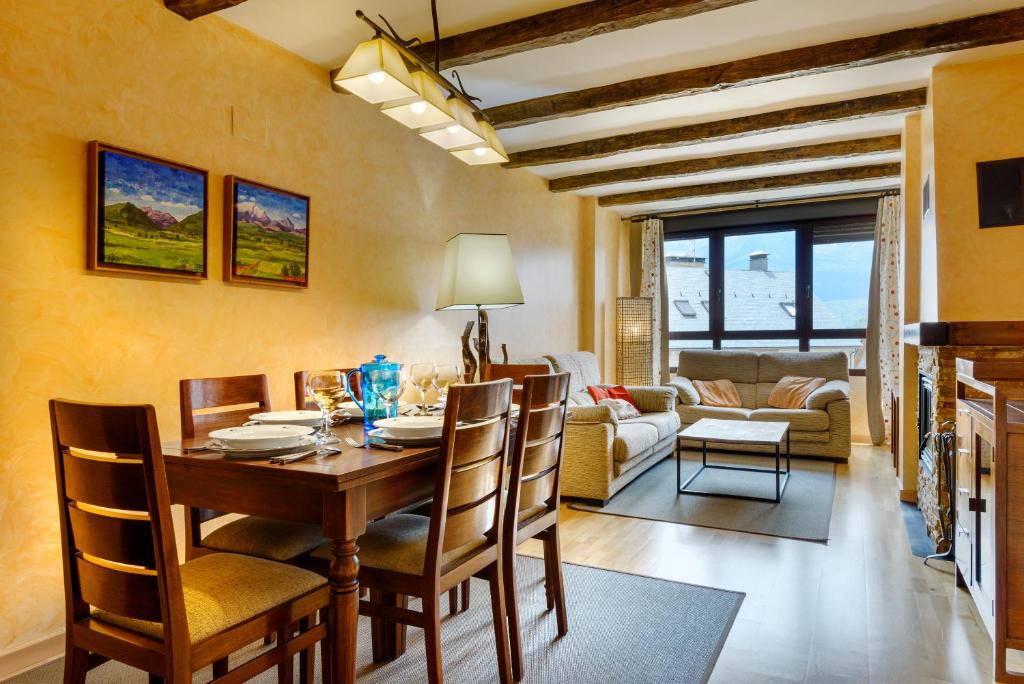 comedor con mesa y sillas en Peña Sabocos, apartamento turístico Panticosa, en Panticosa