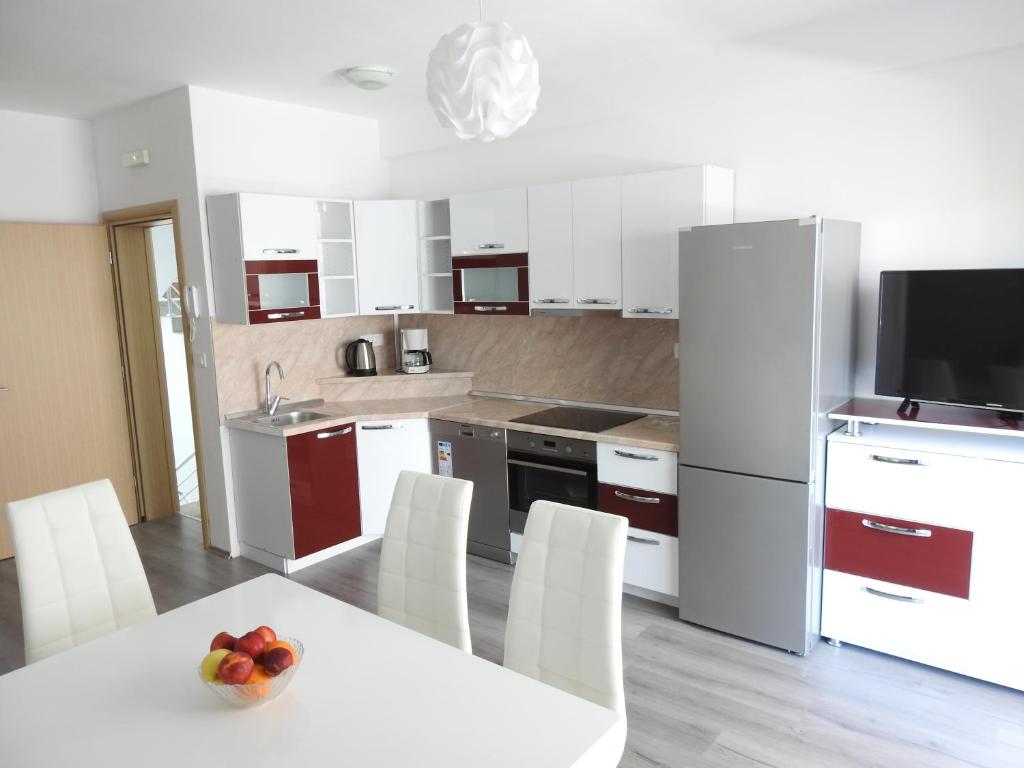 Kuchyňa alebo kuchynka v ubytovaní Apartmani Hrvoje Klarić - Srima