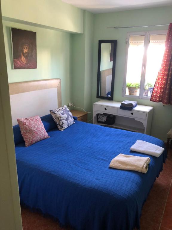 Un pat sau paturi într-o cameră la Bonitas habitacións en piso compartido casa antonio