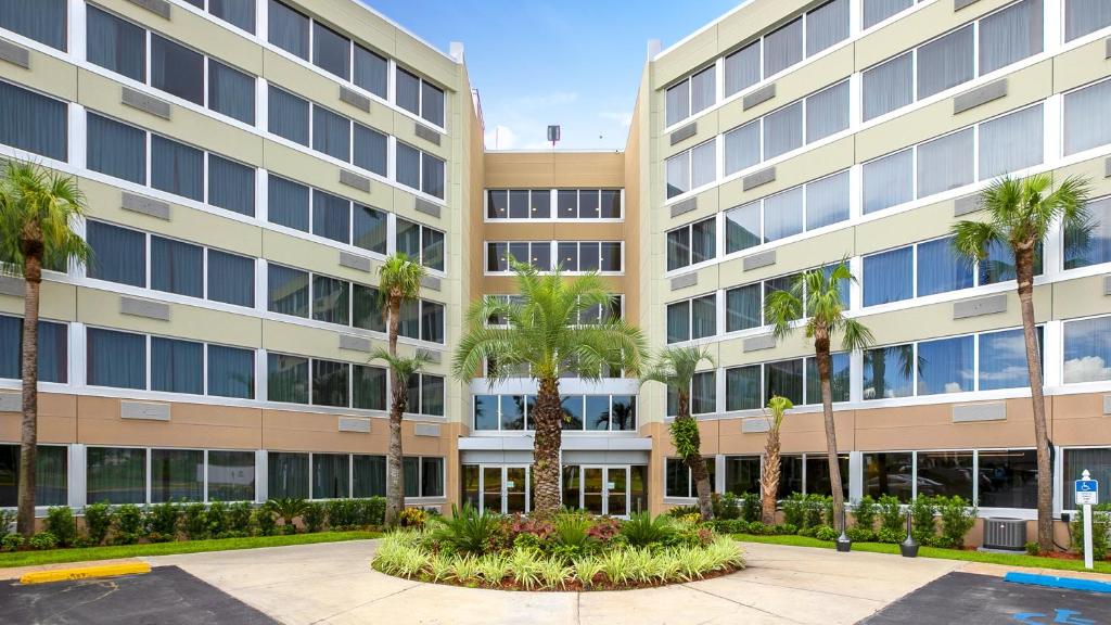 巴拿馬城的住宿－巴拿馬城假日酒店，公寓大楼前方有棕榈树