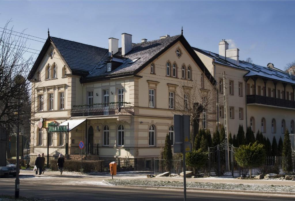 un grande edificio bianco con tetto nero di Willa Zuzanna a Kudowa-Zdrój