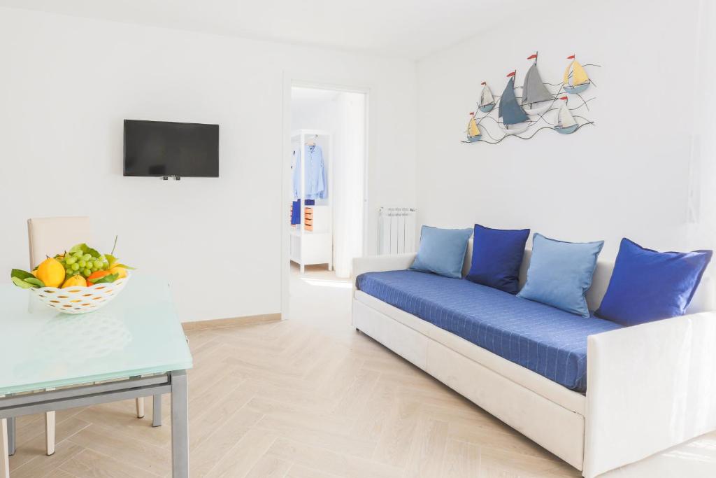 Telewizja i/lub zestaw kina domowego w obiekcie SeaView Sorrento Apartment by the sea with terrace