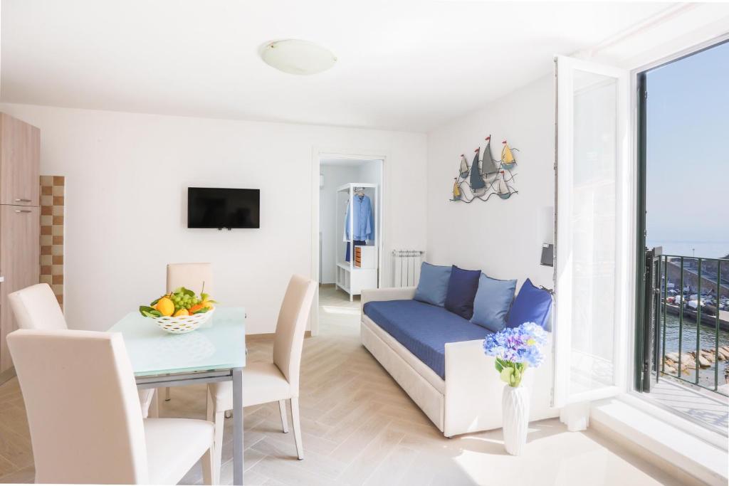 Telewizja i/lub zestaw kina domowego w obiekcie SeaView Sorrento Apartment by the sea with terrace